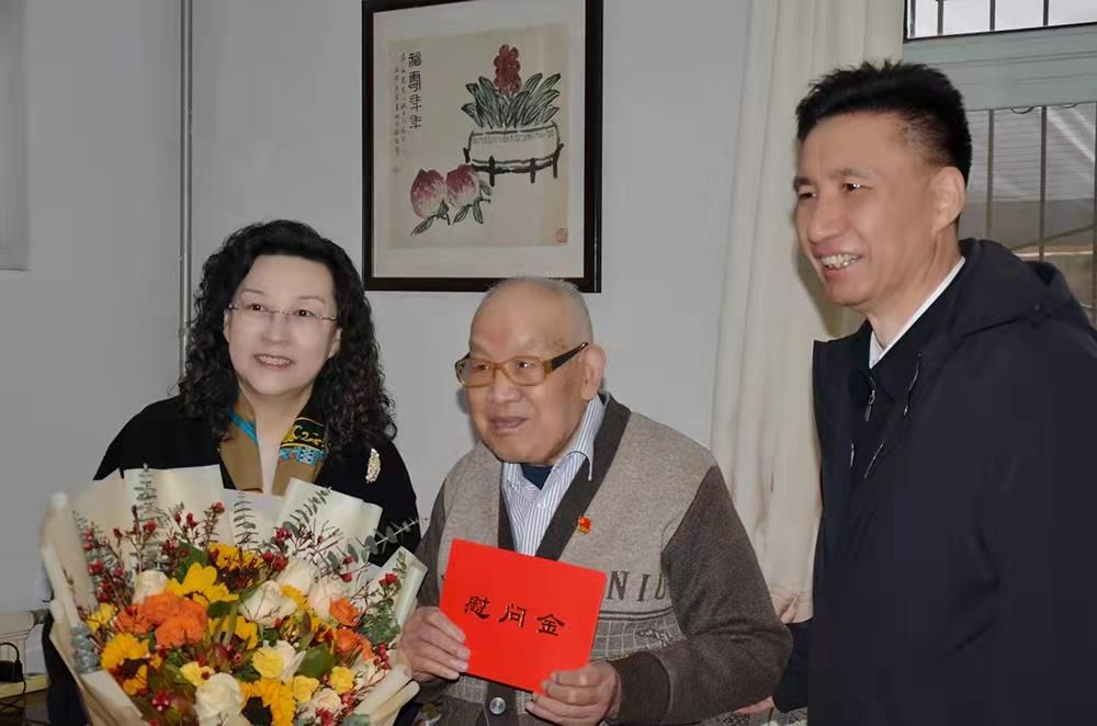 濟(jì)南產(chǎn)發(fā)集團(tuán)黨委副書記、總經(jīng)理黃蓓走訪慰問離休老干部、老黨員